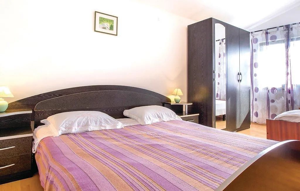 Apartmani Lusi Ližnjan アパート