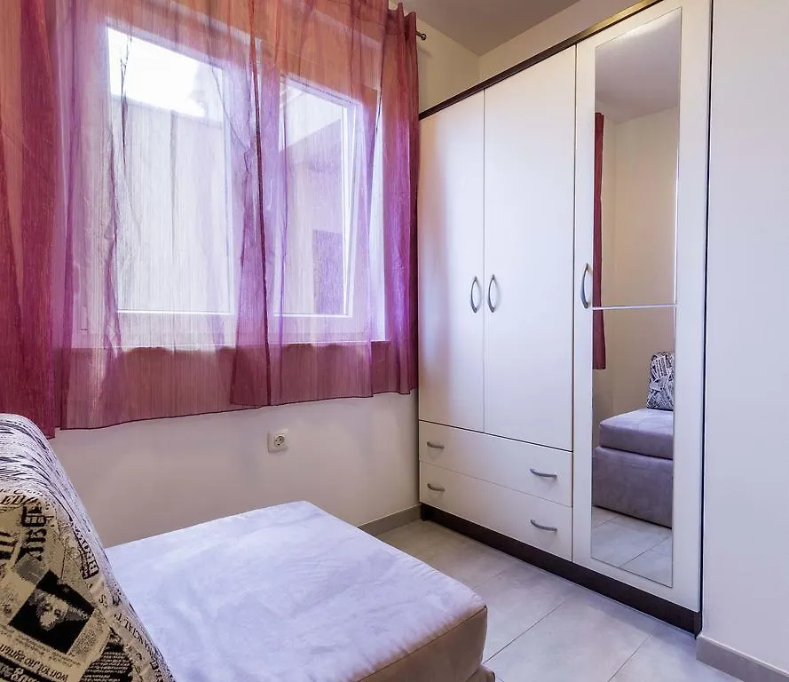 Apartmani Lusi Ližnjan 0*,  クロアチア