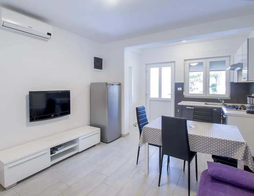 Apartmani Lusi Ližnjan アパート
